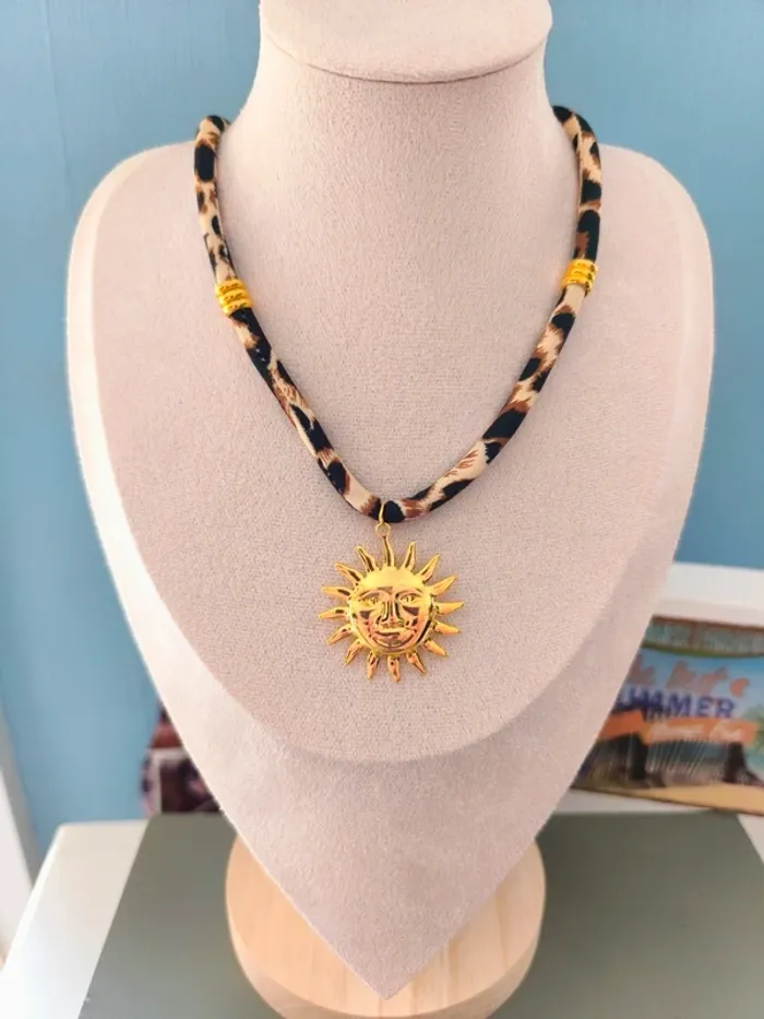Collier motif léopard avec soleil doré - photo numéro 2