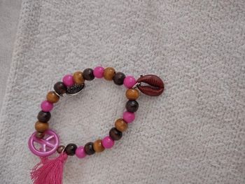 Bracelet perles roses et pompon