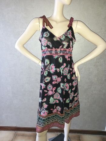 robe à bretelle noire et coloré taille 40