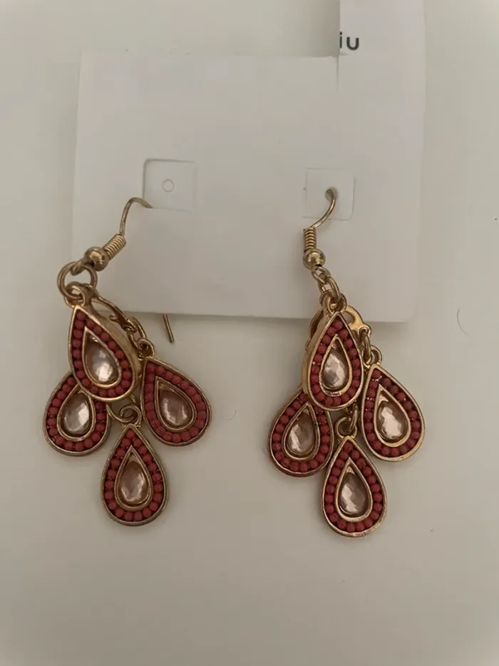 Boucle d’oreille dorée rouge