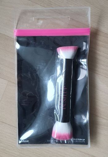 Pinceau révélateur décolleté Etam, neuf