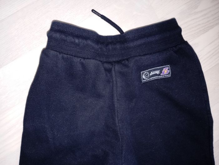 Bermuda sweat noir NBA Lackers
T. 9-10 ans - photo numéro 3