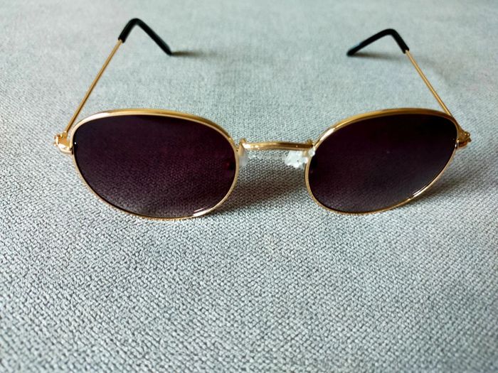 Lunettes de soleil rondes dorées & verres violets – neuves - photo numéro 2