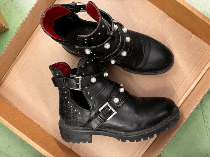 Bottines à clous ouvertes