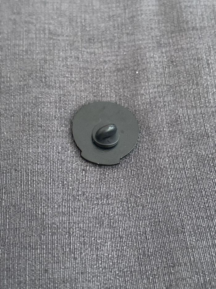 Pin’s chat noir bocal poisson collection mode tendance - photo numéro 2