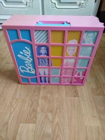 Barbie dressing avec accessoires 