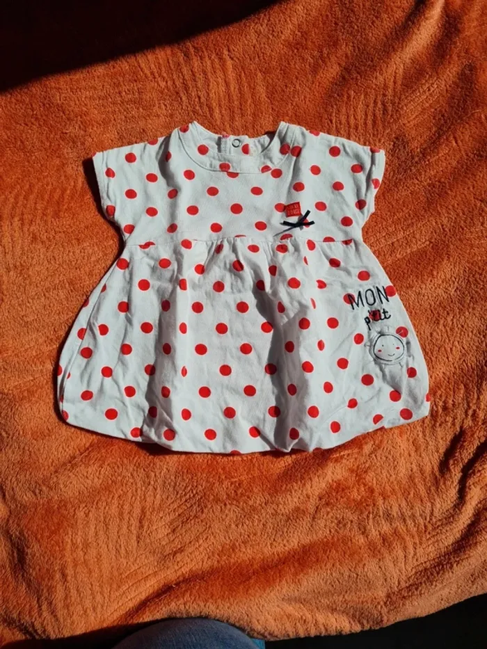 Robe blanche à pois rouge sucre d'orge 3 mois