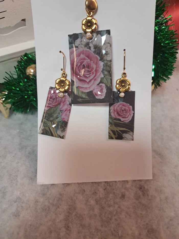 Boucles d'oreilles pendante avec pendentif en résine florale - photo numéro 4