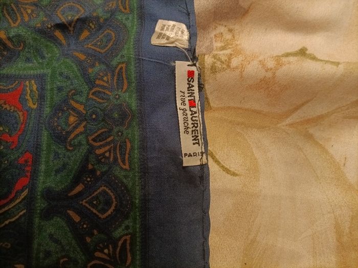 Écharpe Ive Saint Laurent carré en très très bon état