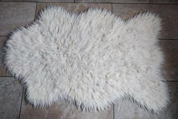 Grand Tapis épais blanc fausse fourrure tbe