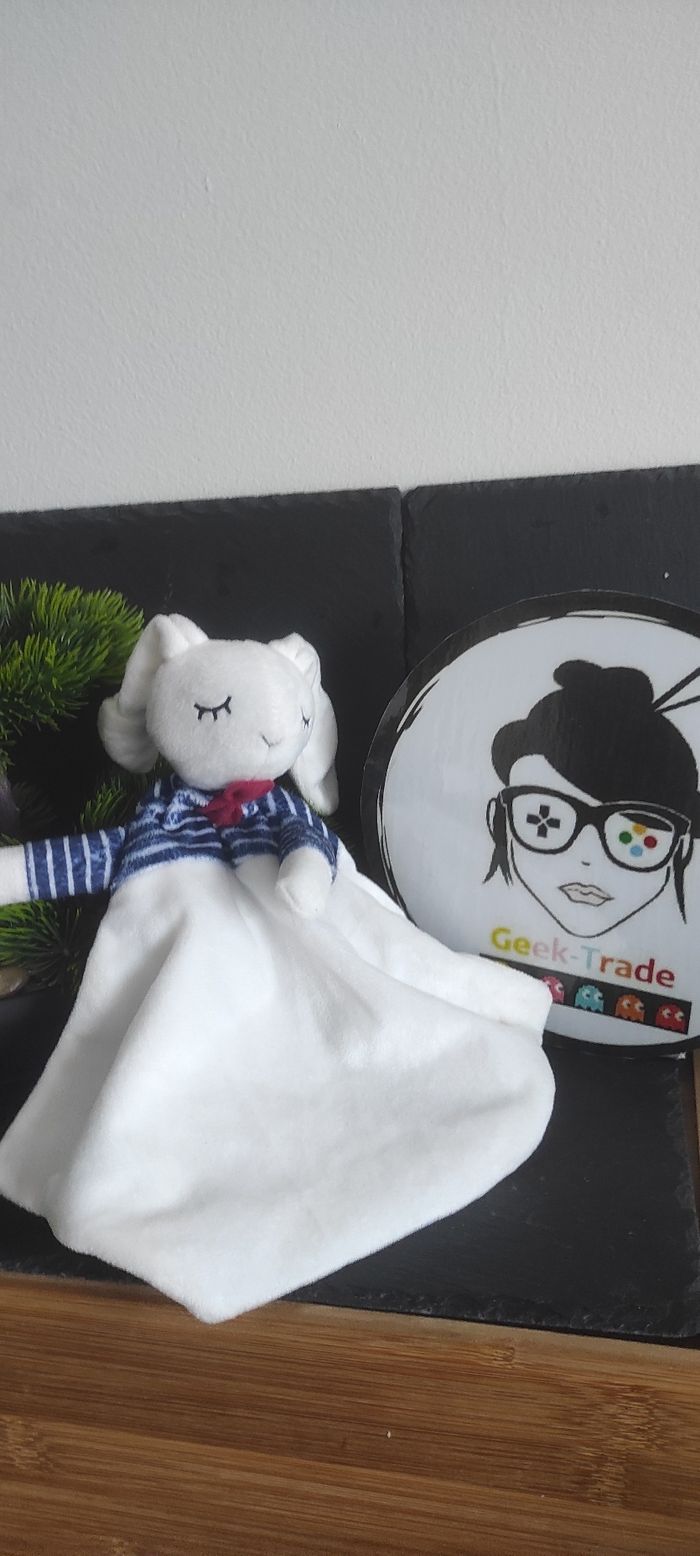 Doudou plat lapin blanc rayé bleu noeud rouge envie de fraises marine Losange