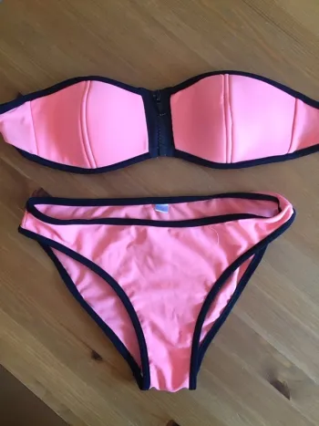 Maillot de bain orangé et noir en taille S