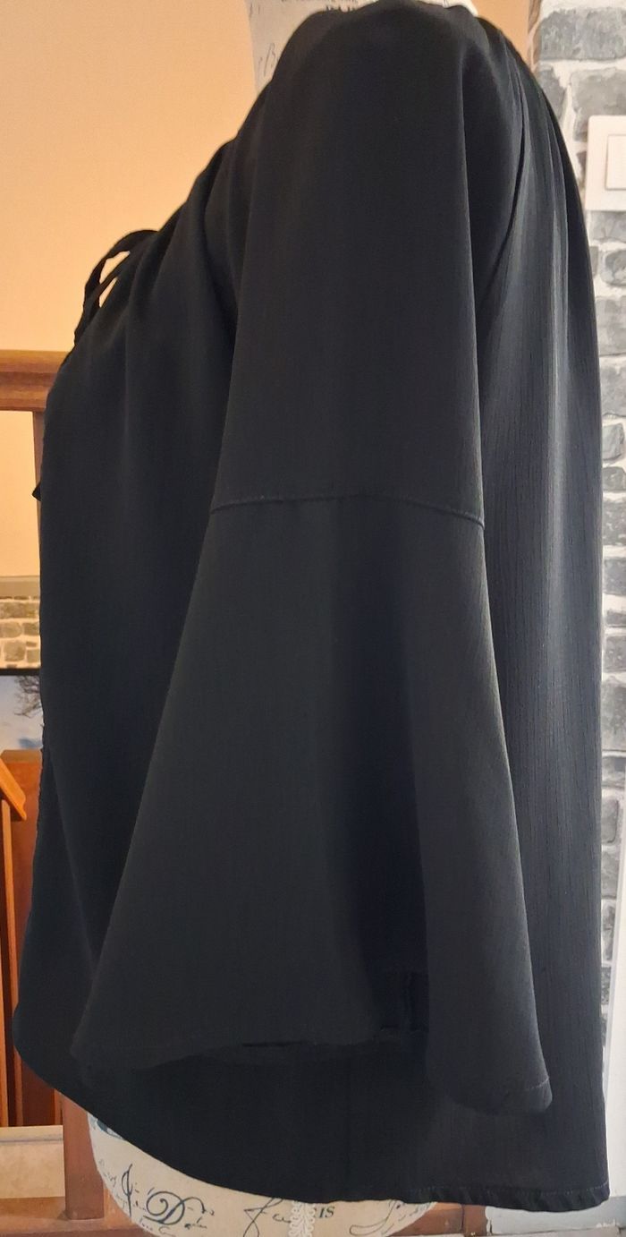 Blouse noire fluide avec le devant en dentelle ajourée - photo numéro 4