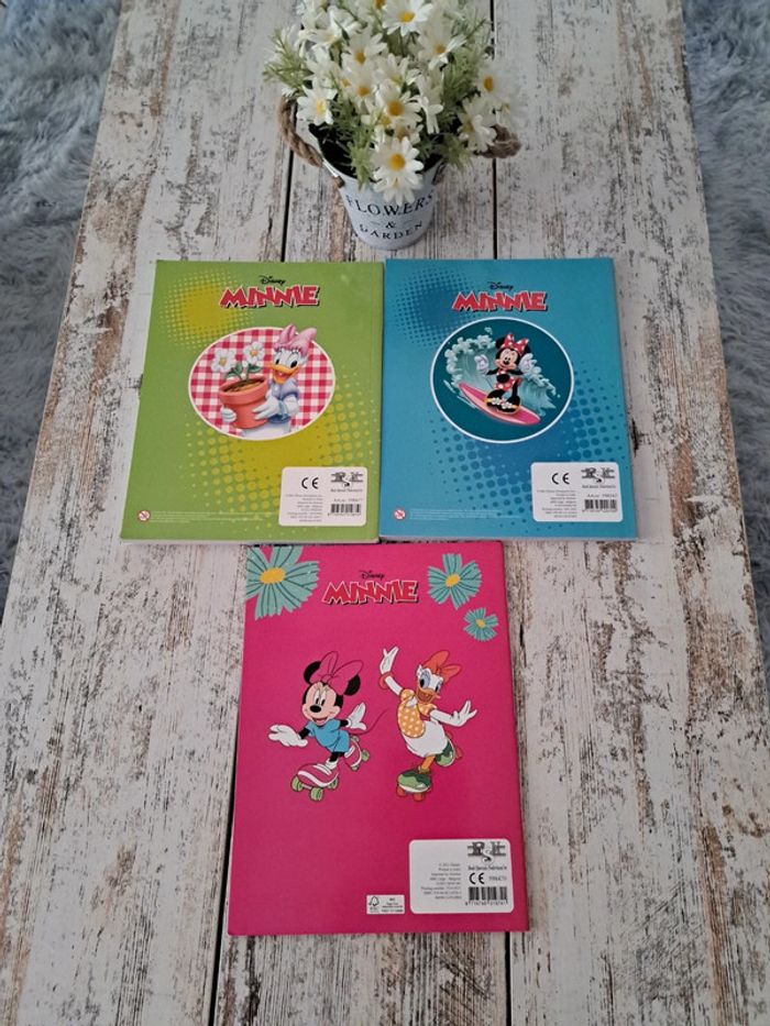 Lot de 3 livres + stickers de coloriages Neuf - photo numéro 2