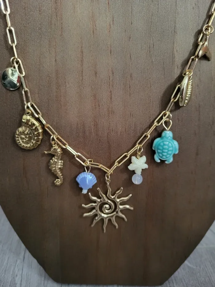 Collier acier inoxydable doré avec charm Soleil, hippocampe, coquille St Jacques