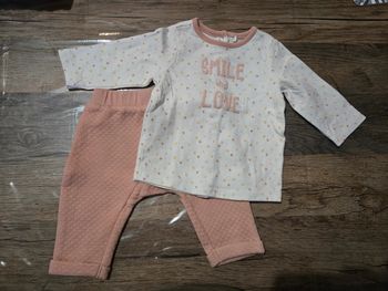 Ensemble pantalon et tee shirt