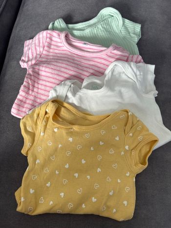 Lot de body taille six mois