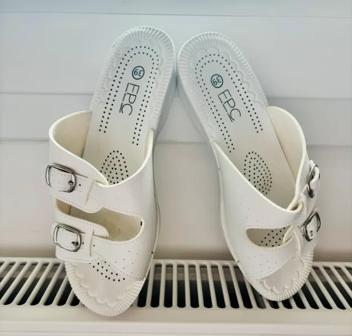 Claquettes neuves blanche taille 39 - photo numéro 3