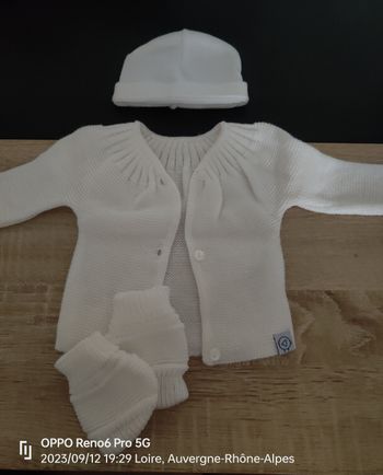 Brassière naissance+ bonnet + chaussettes,  0 mois