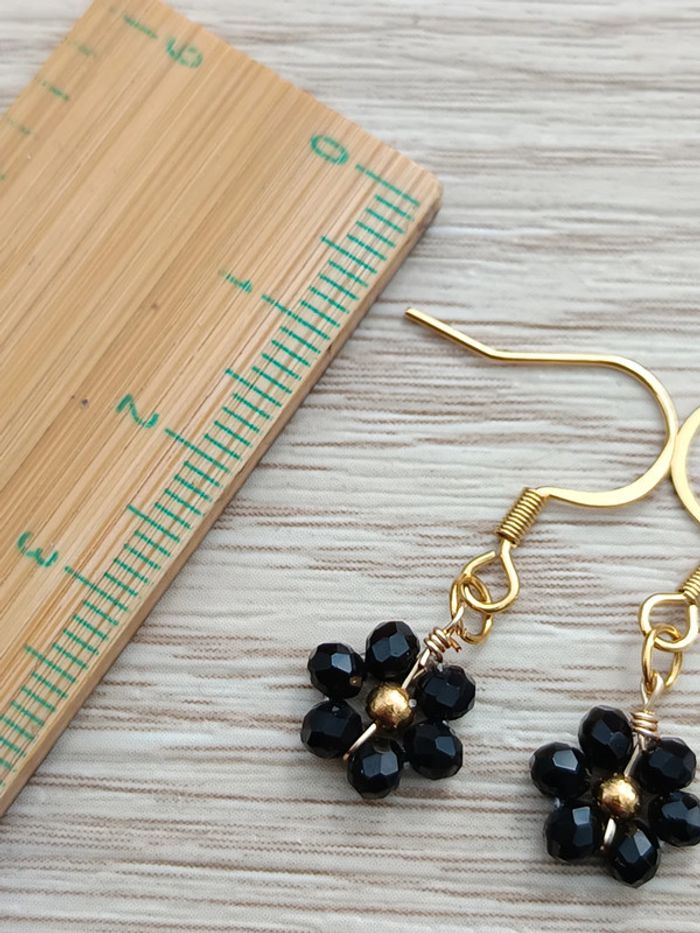 Boucles d'oreilles fleurs noires et doré - photo numéro 2