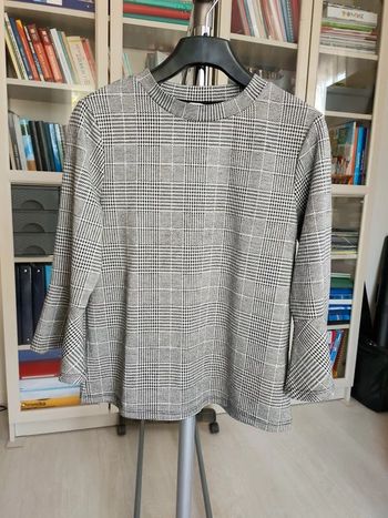 Top H&M à carreaux gris et blanc, manches évasées, allure chic et graphique