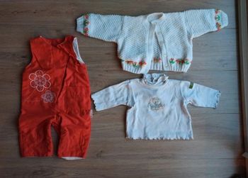combinaison orange sans manches dpam
un haut côtelé blanc in extenso
gilet pull à boutons