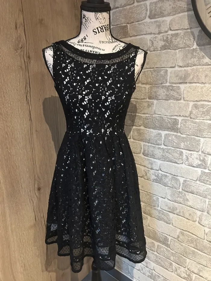 Robe chic avec dentelle taille 36
