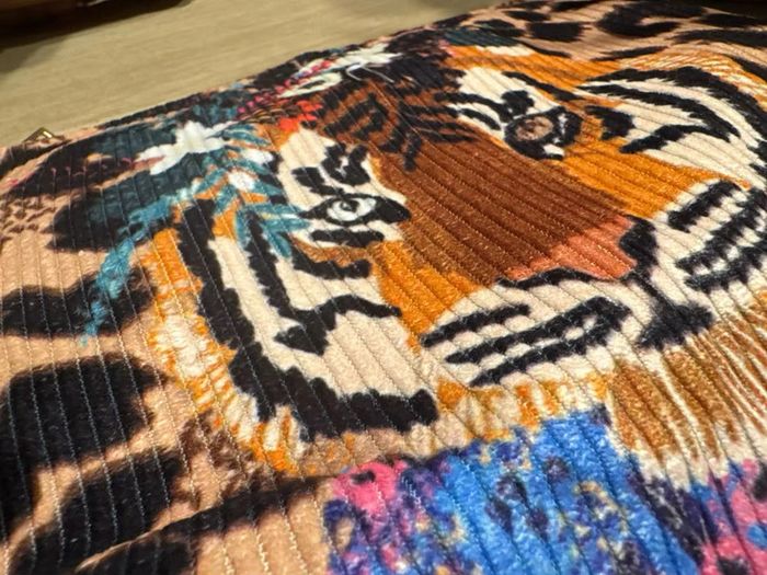 Trousse velours imprimé tigre fleuri – Neuve - photo numéro 4