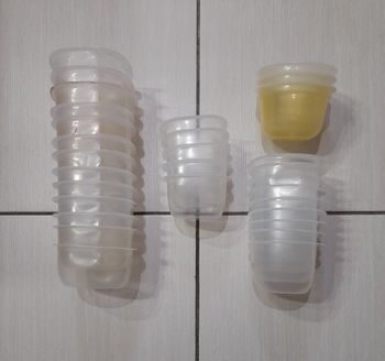Boites en plastique 200 gr
Bon état 
Sans couvercles
