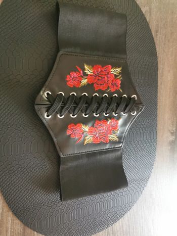 Corset style Vintage noir et fleurs rouges