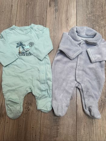 Lot pyjama taille prématuré ou petit bébé