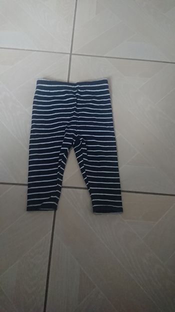 Pantalon bleu marine et rayures blanches