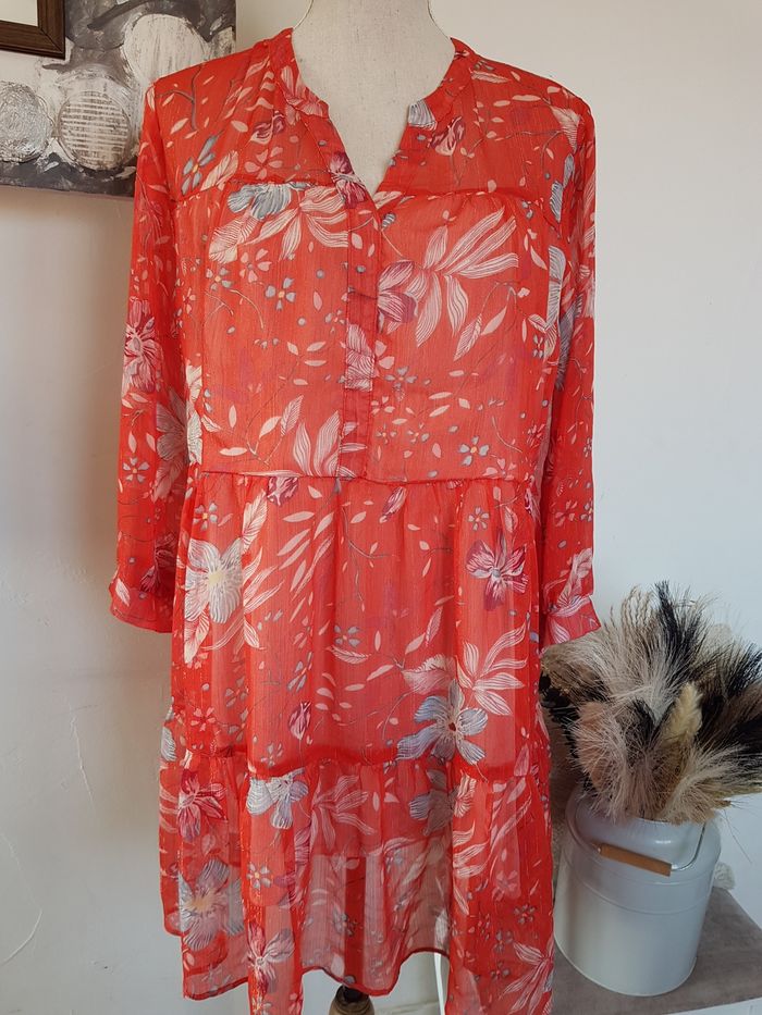 Robe rouge à fleurs. Voile transparent doublé. Sarah John Paris. T3 42, aisselles 54cm, haut 84cm.