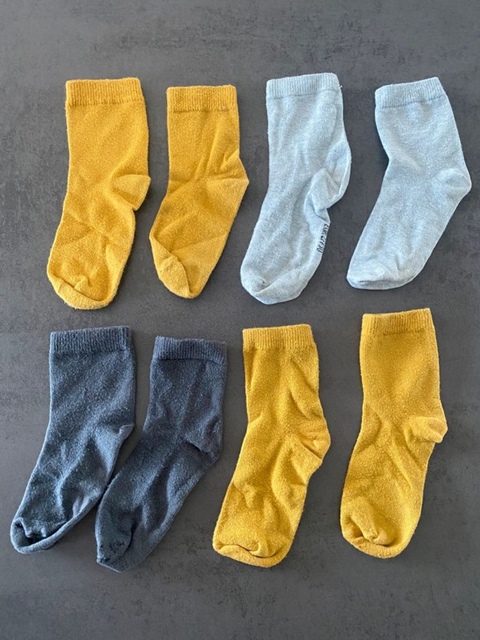 Lot de 4 paires de chaussettes jaune/gris/noire taille 27/30 Kiabi
