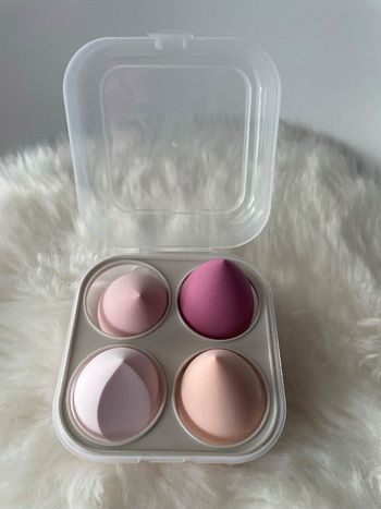 Boîte avec 4 éponges à maquillage rose