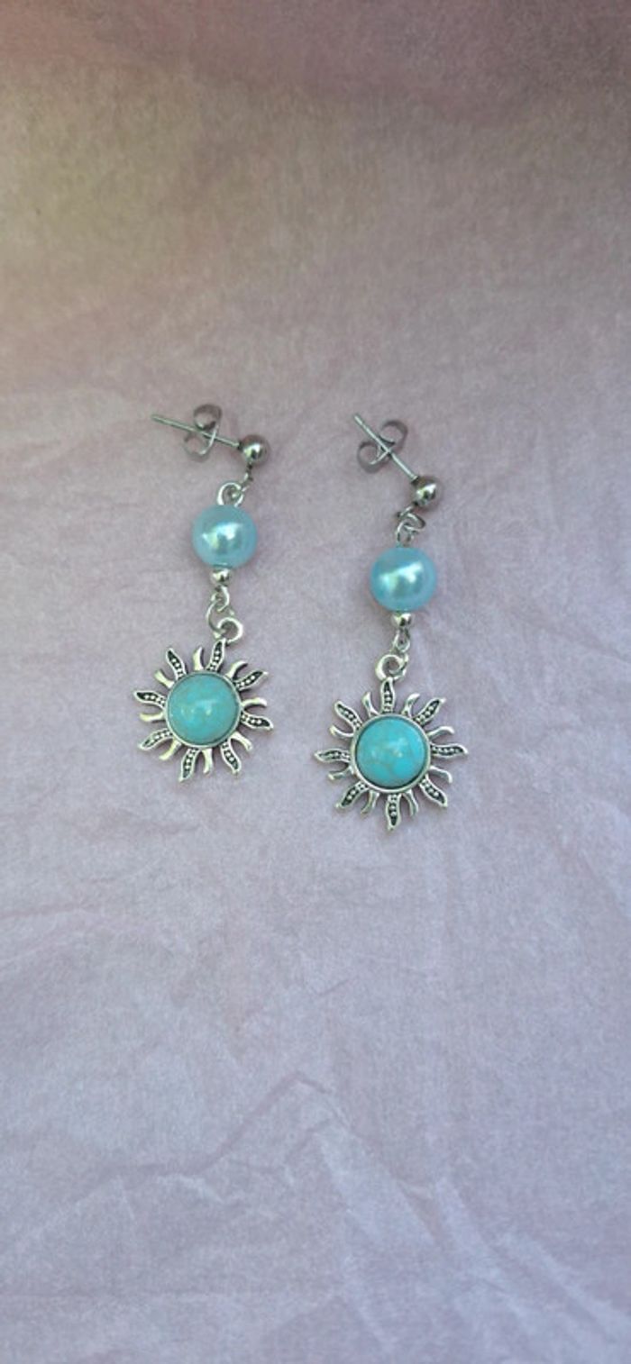 Boucles d’oreilles double perle bleue et soleil argenté