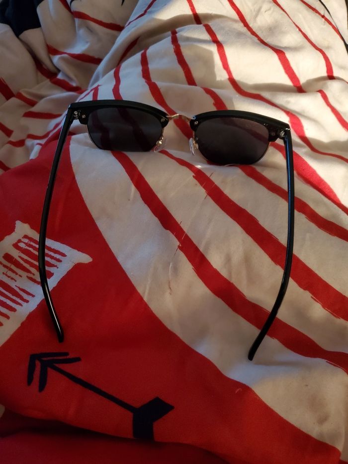 Lunettes de soleil noir - photo numéro 3