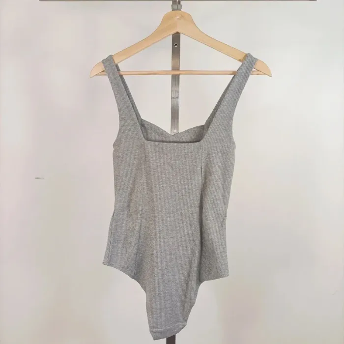 Body gris côtelé sans manches col cœur Kiabi taille S près du corps stretch A513 - photo numéro 4