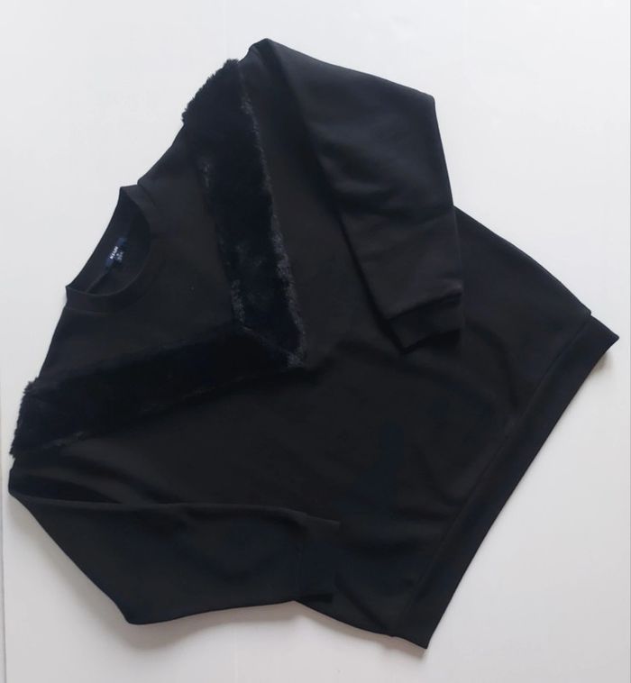 Sweat noir avec fourrure en V sur le devant peu porté taille M