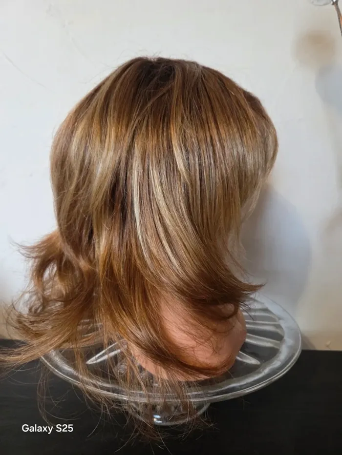 Perruque blonde léchée châtain longue - photo numéro 6