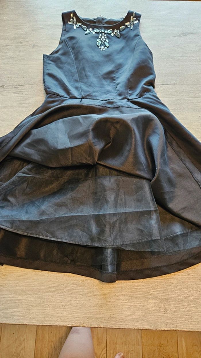 Robe courte, habillée bouffante, noire, sans manche, avec pierres, H&M, taille XXS, jamais mise - photo numéro 3