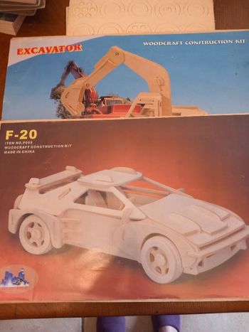 Lot 2 véhicules en bois à monter