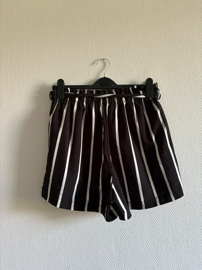 Short noir à rayures blanches - taille L - photo numéro 6