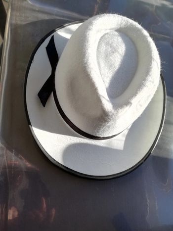 Chapeau forme  blanc et noir