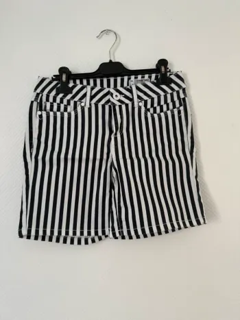 Short à rayure noir et blanc en très bon état taille 36 denim 1982