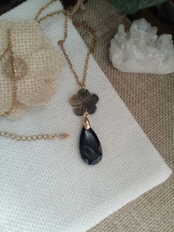 Collier fleur de n'a'c'r'e et pierre obsidienne 🖤.