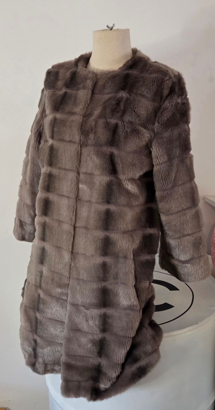 MANTEAU FAUSSE FOURRURE RIVIÈRES DE LUNE T38 – ÉTAT NEUF – CHIC & ÉLÉGANT - photo numéro 2