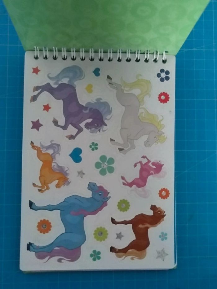 Bloc dessin avec pochoirs et stickers chevaux poneys licornes - photo numéro 3