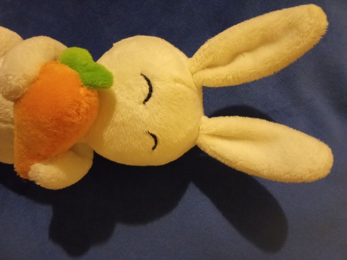 Peluche doudou lapin blanc debout  tenant une carotte orange vintage ancien  yeux noirs dormeurs brodés excellent état - photo numéro 2