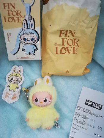 Labubu lettre F Pin for love